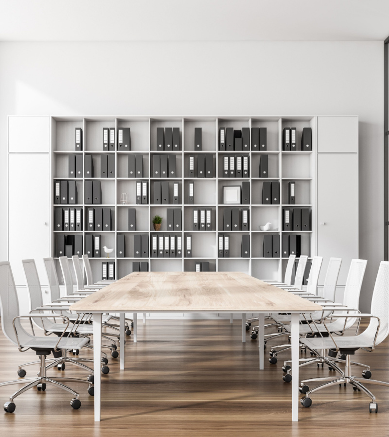 sala riunioni con libreria sullo sfondo